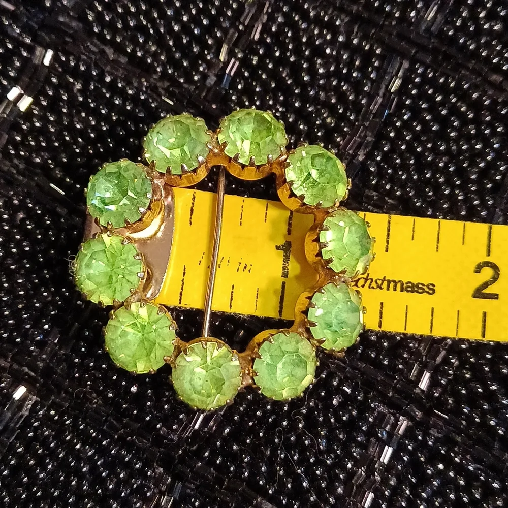 Vintage rhinestone 10 stone light green wreath shaped brooch. - Picture 3 of 13